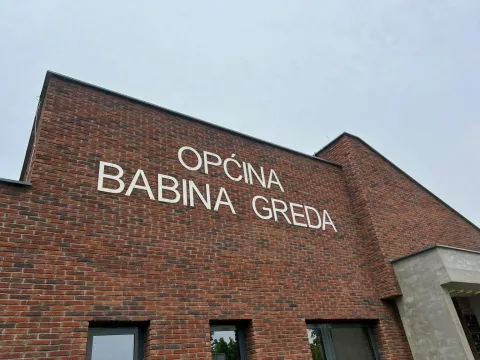 Zgrada Općine Babina Gredaustupljena fotografija