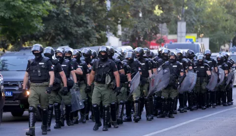 epa12209181 Riot police officers take positions after removing a road blockade organized by students and anti-government demonstrators in Belgrade, Serbia, 01 July 2025. University students and anti-government protestors are demanding snap elections and release of detained protesters. EPA/ANDREJ CUKIC