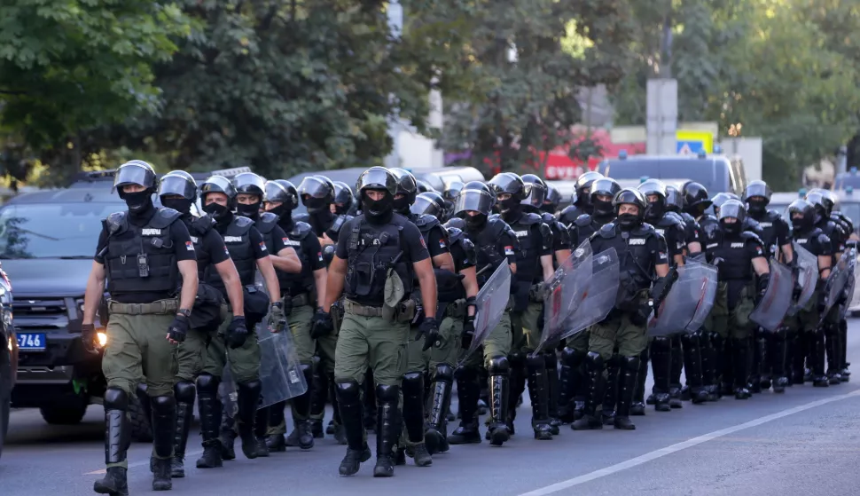 epa12209181 Riot police officers take positions after removing a road blockade organized by students and anti-government demonstrators in Belgrade, Serbia, 01 July 2025. University students and anti-government protestors are demanding snap elections and release of detained protesters. EPA/ANDREJ CUKIC