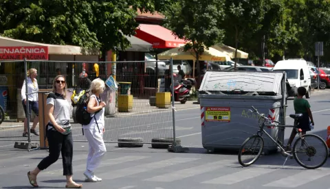 epa12208354 People walk past barricades during road blockades organized by students and anti-government demonstrators in Belgrade, Serbia, 01 July 2025. University students and anti-government protestors are demanding snap elections and release of detained protesters. EPA/ANDREJ CUKIC