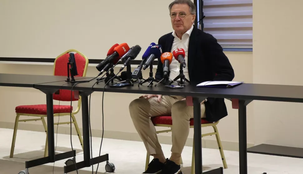 Mostar, 12.2.2025.- Biv?i izvr?ni predsjednik Dinama, bjegunac od hrvatskog pravosu?a Zdravko Mami? ustvrdio je u srijedu na konferenciji za medije u Mostaru da s biv?im Dinamovim nogometa?em Eduardom da Silvom nije potpisao robovlasni?ki ugovor. foto HINA/ FENA/Branka Soldo/ ua