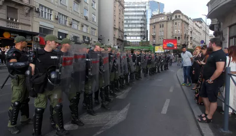 Beograd, 30.6.2025.- Valovi gra?anskog neposluha, na koji je pozvao studentski pokret s masovnog prosvjeda u subotu u Beogradu, uz zahtjev za raspisivanje prijevremenih izbora, ?ire se u ponedjeljak Srbijom brojnim blokadama koje su na prometnice i raskri?ja izvele tisu?e ljudi. foto HINA/ FoNet/ Aleksandar Barda/ ua