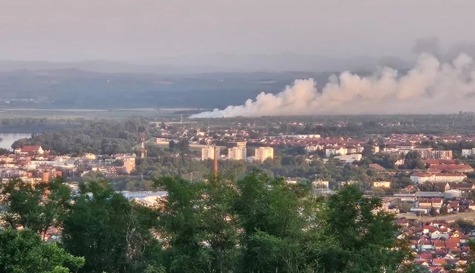 SLAVONSKI BROD - Požar koji je izbio na deponiju u Bosanskom Brodu u petak je ozbiljno ugrozio Slavonski Brod i okolne općine4. 7. 2025.