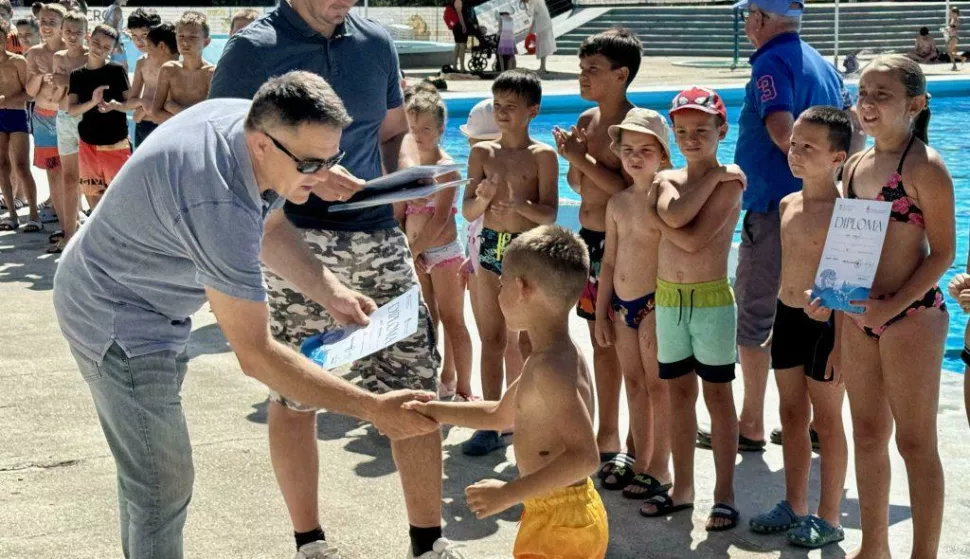 BELIŠĆE - Na Gradskom bazenu održano je polaganje i svečana podjela diploma za polaznike prve skupine obuke neplivačasrpanj 2025.