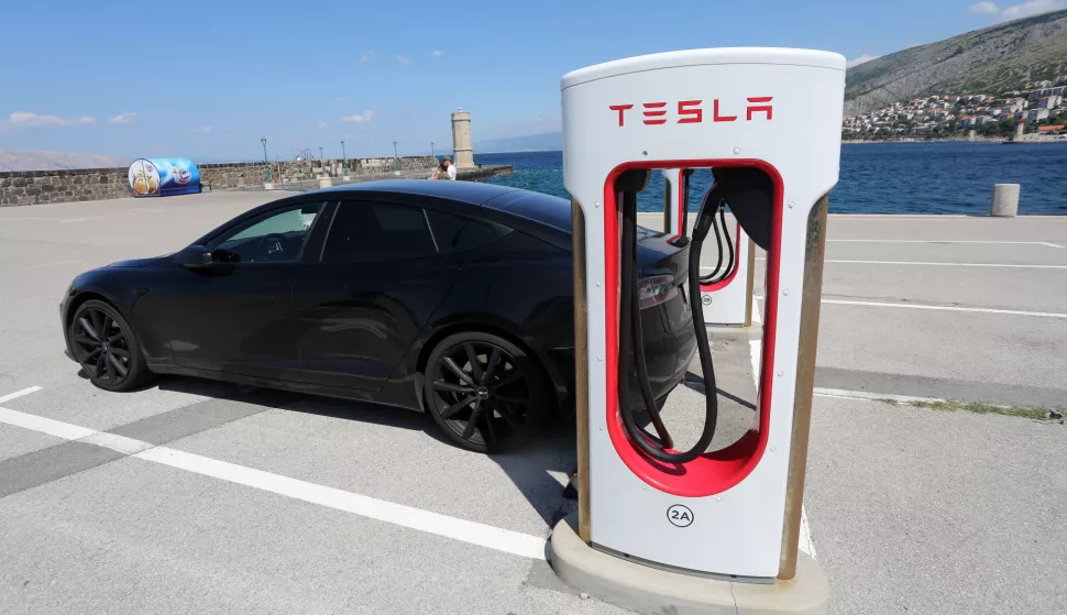 16.07.2019., Senj - Tesla, vozila na elektricni pogon pune se energijom na punionicama na senjskoj rivi. rGoran Kovacic/PIXSELL
