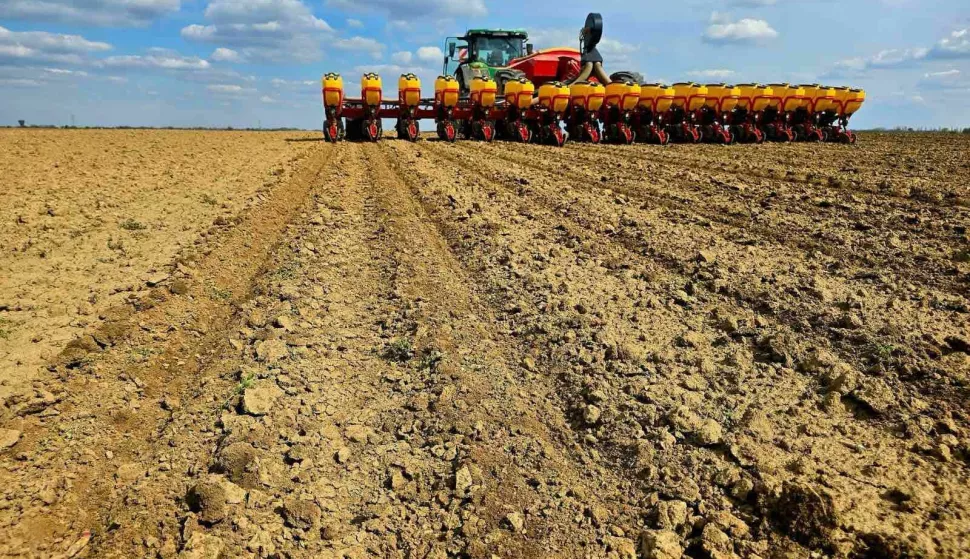 Podravka Agri pokrenula investicijski ciklus u novu poljoprivrednu opremuU Belje, Vupik i PIK Vinkovce stigli su novi traktori, kombajni, priključna mehanizacija i samohodni strojevi koji se po prvi puta koriste u Hrvatskoj