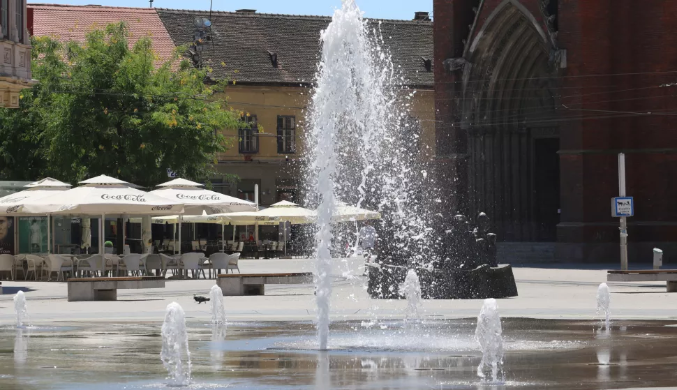 Osijek, 28. 06. 2021, Trg Ante Starcevica, ljeto u gradu, vrucina, Osijek na +32*C. Fontana na trgu. Svi su se sklonili u hladovinu, nema nikoga na trgu. Slobodnjak, Ilustracija.snimio GOJKO MITIĆ