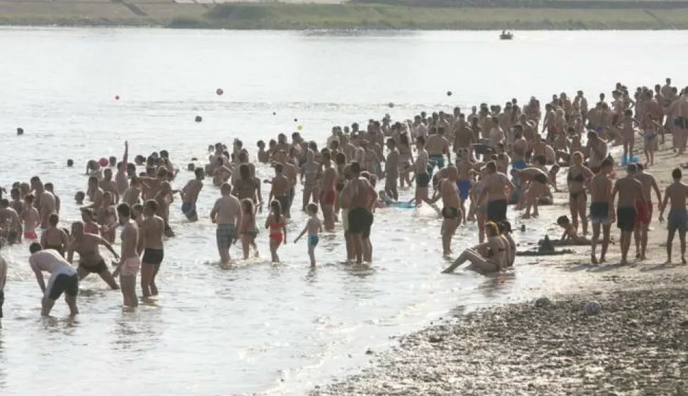 Osijek, 05.08.2017. - Kopika, razna dogadjanja, aerobik i kupanje na bazenima i Dravi.Foto: Zeljko Sepic