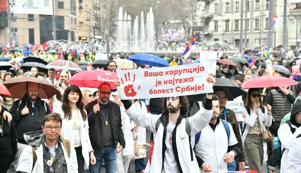 Beograd, 15.03.2025. - Deseci tisuća ljudi su, unatoč kiši, zaposjeli središnje ulice Beograda sudjelujući u protuvladinom prosvjedu "15. za 15." na koji je cijelu Srbiju pozvao studentski pokret, ali mnogi nisu uspjeli stići na početak prosvjeda u 16 sati jer je vlast na više načina opstruirala skup. Mnoštvo se okupilo ispred Skupštine Srbije, uz koju su od prijepodneva raspoređene jake policijske snage s opremom za razbijanje demonstracija, a policijskim kordonima okruženo je i službeno sjedište predsjednika Republike. Val prosvjeda u Srbiji potaknut je padom nadstrešnice na željezničkom kolodvoru 1. studenog prošle godine kada je poginulo 15 ljudi, a preuzeo ih je studentski pokret koji zahtijeva političku i kaznenu odgovornost vlasti, borbu protiv korupcije, učinkovit rad institucija bez političkog utjecaja, uređeno i pravedno društvo. foto HINA/ BETAPHOTO/Milan Ilic/ ml