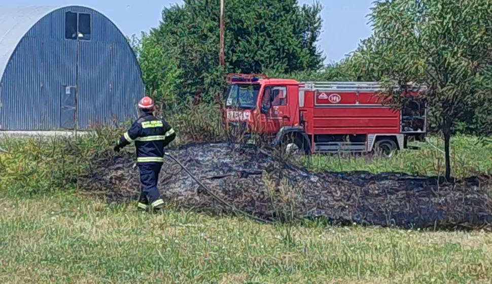 U sklopu sportsko-poslovne zračne luke Čepin izbio požar na otvorenom prostoru