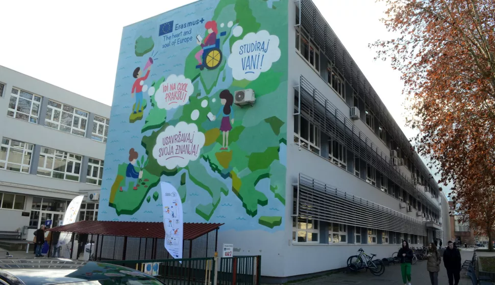 osijek, 31 siječnja 2023, 11,00 sati, strojarska tehnička i elektrotehnička i prometna &scaron;kola, otvorenje murala posvećenog programu erasmus+, novinar darko pejićsnimio zdenko pu&scaron;ić