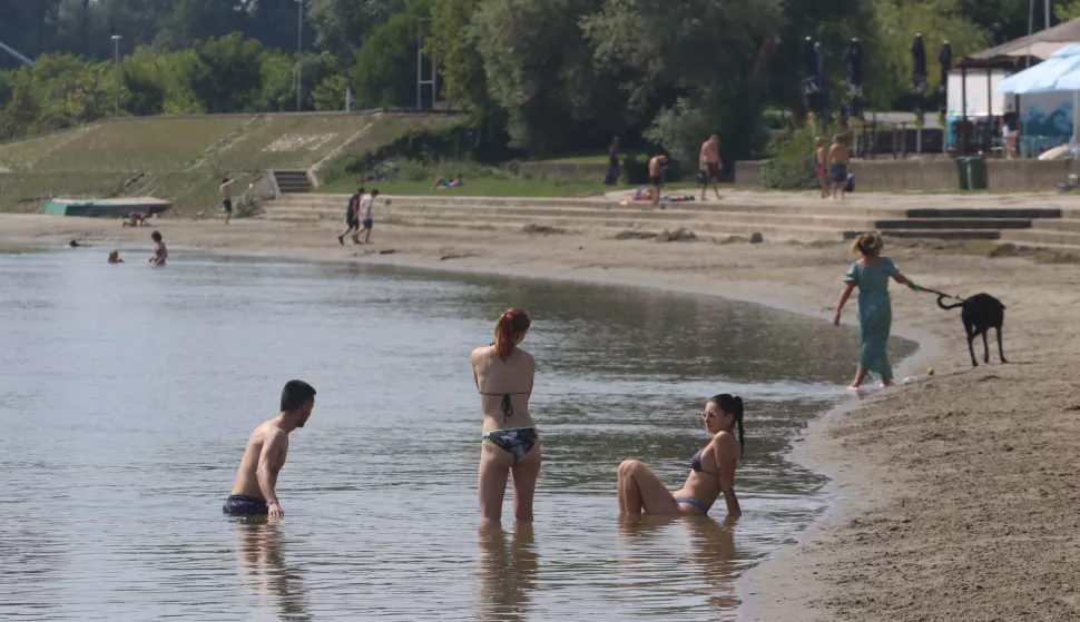 Osijek, 21. 08. 2023, Drava je opala u par dana. Opet se pojavio pjesank na Copacabani i mlobrojni kupaci. Osijek na +34*C..Toplotni val, vrucina.snimio GOJKO MITIĆ