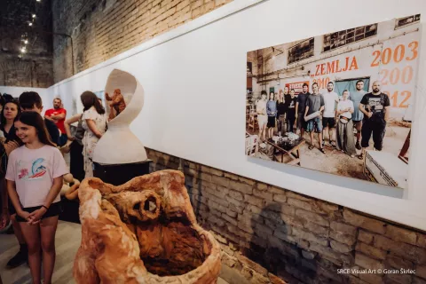 Izložba Tvornica ZEMLJA, radovi s kiparske radionice, Meraja 2025.