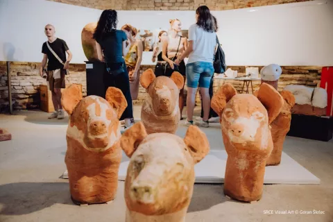 Izložba Tvornica ZEMLJA, radovi s kiparske radionice, Meraja 2025.