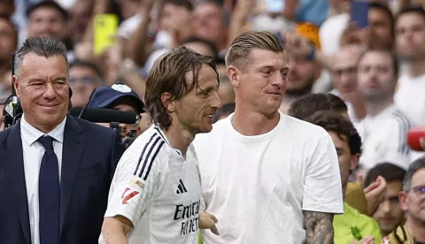 epa12131596 Real Madrid's Croatian midfielder Luka Modric (L) with former player Toni Kroos after being substituted in his final match at the LaLiga match between Real Madrid and Real Sociedad at the Santiago Bernabeu Stadium in Madrid, Spain, 24 May 2025. EPA/Daniel Gonzalez