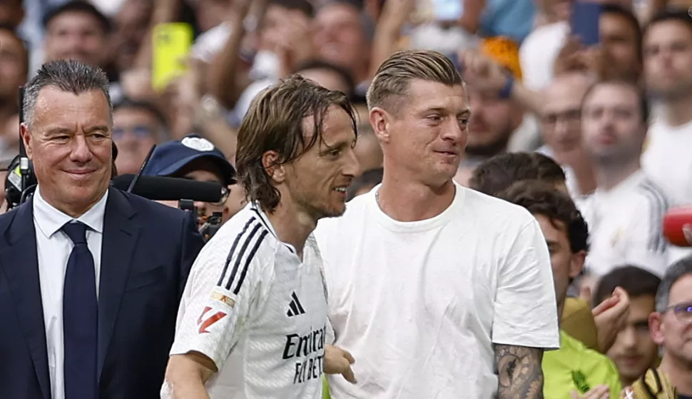 epa12131596 Real Madrid's Croatian midfielder Luka Modric (L) with former player Toni Kroos after being substituted in his final match at the LaLiga match between Real Madrid and Real Sociedad at the Santiago Bernabeu Stadium in Madrid, Spain, 24 May 2025. EPA/Daniel Gonzalez