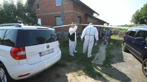 Pleškovec, 06.07.2025 - U obiteljskoj kući u Pleškovcu, u općini Sveti Juraj na Bregu, od ozljeda je umrla žena, a muškarac je teško ozlijeđen te prevezen u Županijsku bolnicu u Čakovcu nakon tragedije koja se dogodila u nedjelju u ranim jutarnjim satima.Na slici očevid. foto HINA/ Siniša KALAJDŽIJA/ ik