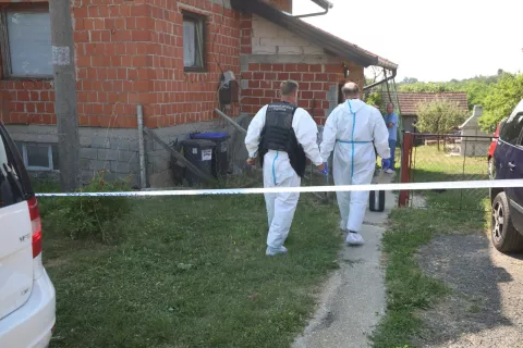Ple?kovec, 06.07.2025 - U obiteljskoj ku?i u Ple?kovcu, u op?ini Sveti Juraj na Bregu, od ozljeda je umrla ?ena, a mu?karac je te?ko ozlije?en te prevezen u ?upanijsku bolnicu u ?akovcu nakon tragedije koja se dogodila u nedjelju u ranim jutarnjim satima.Na slici o?evid. foto HINA/ Sini?a KALAJD?IJA/ ik