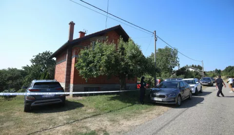 PLEŠKOVEC, SVETI JURAJ NA BREGU, 6. srpnja, 2025. (Hina) - U tijeku je potraga za osobom za koju se sumnjiči da je potencijalni počinitelj kaznenih dijela koja su jutros šokirala Međimurje, a u kojoj je jedna osoba ubijena, dok se druga i dalje nalazi u kritičnom stanju u KB Dubrava.