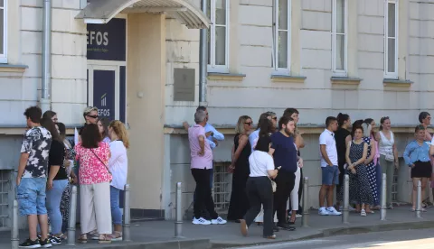 Osijek, 04. 07. 2025, Ekonomski fakultet Osijek, EFOS, red pred fakultetom, vjerojatno se radi o upisima na fakultet.snimio GOJKO MITIĆ