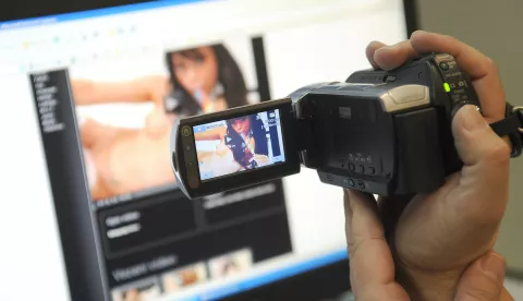 RIJEKA,25.02.2011.NOVOSTIILUSTRACIJA KAMERA, SEKS, PEDOFILIJA, RAČUNALO,SNIMANJE..SNIMIO SERGEJ DRECHSLER