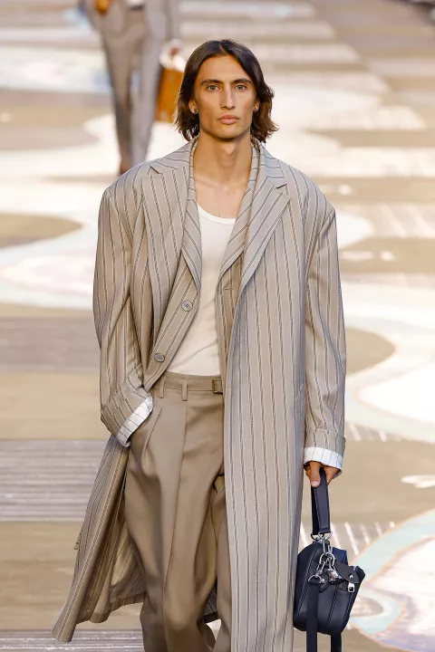 D&eacute;fil&eacute; Louis Vuitton "Collection Homme Pr&ecirc;t-&agrave;-Porter Printemps/Et&eacute; 2026" lors de la Fashion Week de Paris, le 24 juin 2025 Louis Vuitton Fashion Show "Men Ready-to-Wear Spring/Summer 2026 Collection" at Paris Fashion Week on june 24th 2025 Photo: AGENCE/BESTIMAGE/BESTIMAGE