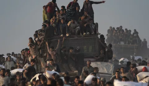 epa12181929 Displaced Palestinians carry bags of flour along Rashid Street in western Jabalia, 17 June 2025, after humanitarian aid trucks entered the northern Gaza Strip through the Israeli-controlled Zikim crossing, northwest of Gaza City. EPA/HAITHAM IMAD