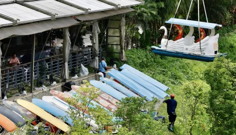 epa12219447 Taiwanese workers remove boats and platforms in anticipation of Typhoon Danas at the riverside in New Taipei City, Taiwan, 06 July 2025. Typhoon Danas is heading north-northeast, bringing strong winds and heavy rain to Taiwan. Early today, it was approximately 280 kilometers south of Penghu, with wind speeds reaching 101 kilometers per hour. Its outer bands are generating rainstorms, with some areas, such as Taitung, Pingtung, and Kaohsiung, experiencing severe rainfall. EPA/RITCHIE B. TONGO