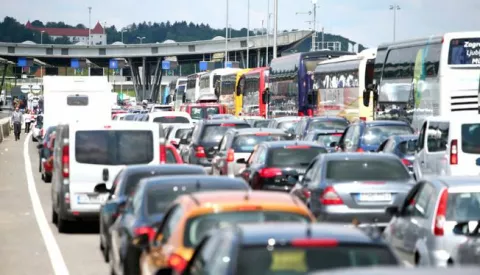 ?29.04.2017., Bregana - Guzve na granicnom prijelazu Bregana za ulazak u Sloveniju.Photo: Slavko Midzor/PIXSELL------kolor 2x novosti