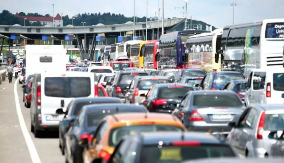 ?29.04.2017., Bregana - Guzve na granicnom prijelazu Bregana za ulazak u Sloveniju.Photo: Slavko Midzor/PIXSELL------kolor 2x novosti