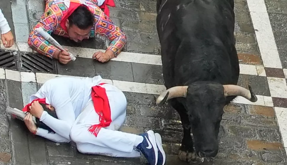 epa12221678 Mozos or runners take part in the first running of the bulls of the Sanfermines festival in Pamplona, Spain, 07 July 2025. The San Fermin festival runs until 14 July 2025. EPA/Ainhoa Tejerina