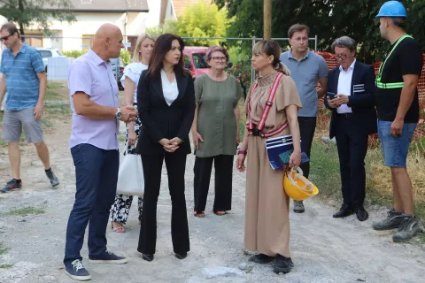 Bilje, 07. 07. 2025, Županica Nata&scaron;a Trami&scaron;ak obi&scaron;la radove na dogradnjui i pro&scaron;irenju O&Scaron; Bilje u Bilju. Željko Cickaj i Nata&scaron;a Trami&scaron;ak, u pozadini ravnateljica &scaron;kole.snimio GOJKO MITIĆ