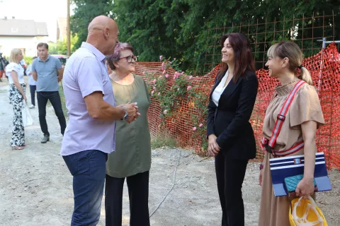Bilje, 07. 07. 2025, Županica Nata&scaron;a Trami&scaron;ak obi&scaron;la radove na dogradnjui i pro&scaron;irenju O&Scaron; Bilje u Bilju. Željko Cickaj i Nata&scaron;a Trami&scaron;ak, u sredini ravnateljica &scaron;kole.snimio GOJKO MITIĆ