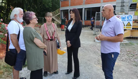 Bilje, 07. 07. 2025, Županica Nataša Tramišak obišla radove na dogradnjui i proširenju OŠ Bilje u Bilju. Ravnatelica škole, Nataša Tramišak i Željko Cickaj..snimio GOJKO MITIĆ
