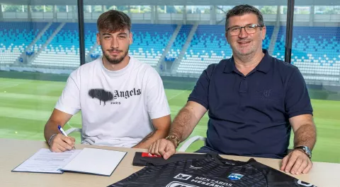 Prva momčad|7.7.2025.Jan Hlapčić potpisao profesionalni ugovorMladi vratar još može nastupati za juniore, a ovoga ljeta pripreme odrađuje s prvotimcima.FOTO: NK OSIJEK