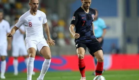 Rijeka, 12.10.2018 - Drugo kolo A skupine nogometne Lige nacije između reprezentacija Hrvatske i Engleske. Na slici Ivan Rakitić i Jordan Henderson.foto HINA/ Damir SENČAR /ds