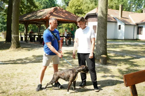 VINKOVCIU lovištu Stari Kunjevci, nadomak Vinkovaca, održana je smotra i uzgojni pregled službenih i sportskih pasmina pasa u organizaciji Kinološkog društva Vinkovci,