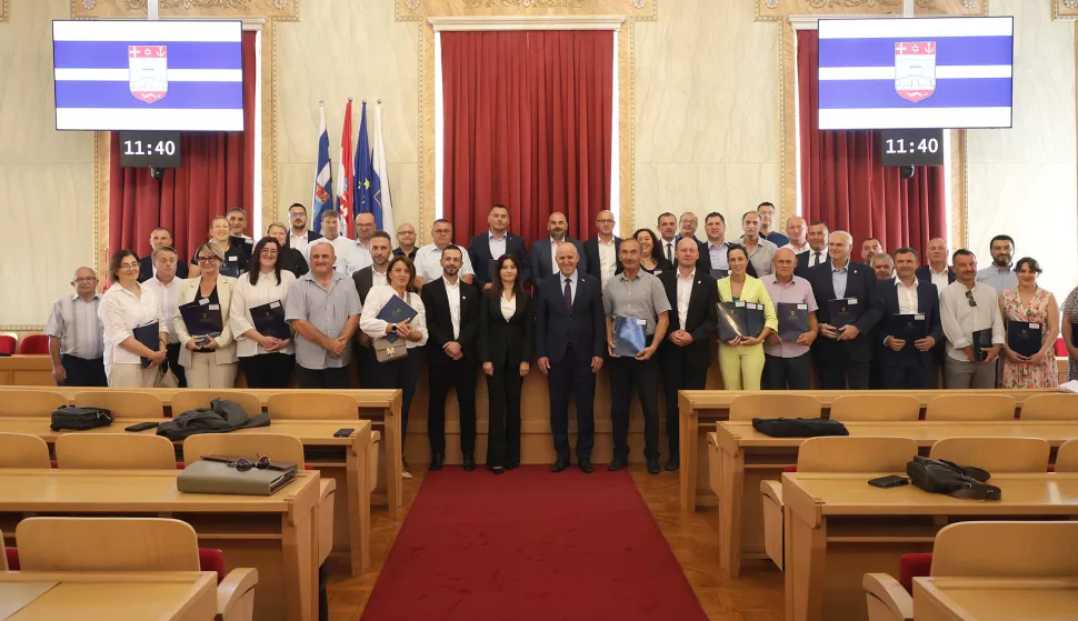 Osijek, 07. 07. 2025., Županijska 4, Velika vijećnica, uručenje odluka; komunalni projekt, sporazum, stambeno zbrinjavanje, potpore, zajednička fotografijaSNIMIO BRUNO JOBST