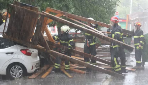 Osijek, 07. 07. 2025, Oko 14 sati olujno nevrijeme zahvatilo je i Osijek. Stepinčeva ulica, srušila se drvena oplata skela s zgrade Pošte, Poštanske palače na parkirane autommobile. Vatrogasci raščićavaju ruševine.snimio GOJKO MITIĆ