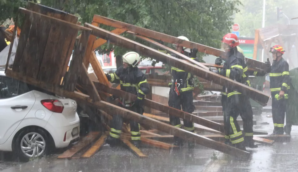 Osijek, 07. 07. 2025, Oko 14 sati olujno nevrijeme zahvatilo je i Osijek. Stepinčeva ulica, sru&scaron;ila se drvena oplata skela s zgrade Po&scaron;te, Po&scaron;tanske palače na parkirane autommobile. Vatrogasci ra&scaron;čićavaju ru&scaron;evine.snimio GOJKO MITIĆ