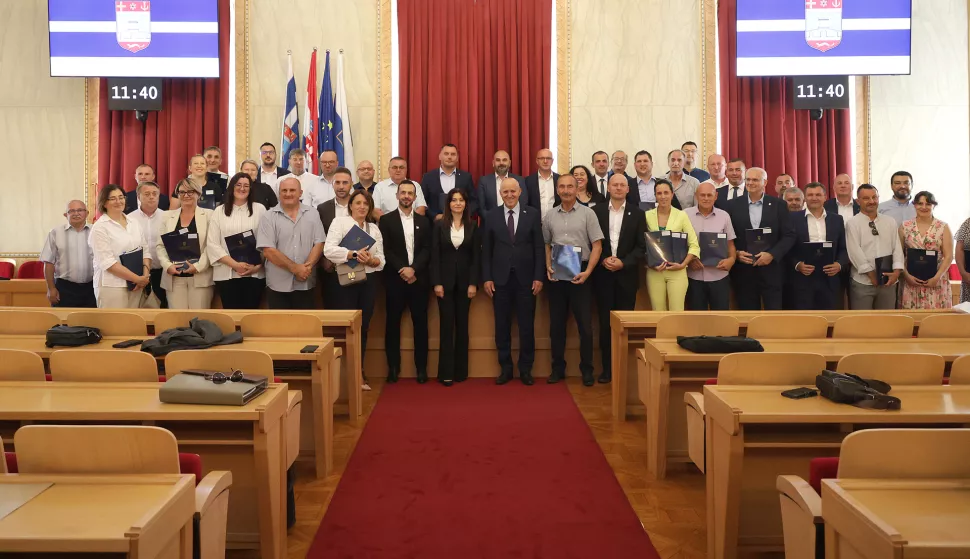 Bačić u Osijek donio ugovore za 18 milijuna eura, u Vinkovce za 12,3 milijuna