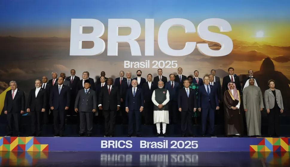 epa12222602 Brazilian President Luiz Inacio Lula da Silva (C) and other participants pose for a family picture during the BRICS summit in Rio de Janeiro, Brazil, 07 July 2025. The second and final day of the BRICS summit commenced amid tensions, following a new statement from U.S. President to impose an additional 10 percent tariff on countries that align themselves with the BRICS bloc. EPA/ANTONIO LACERDA