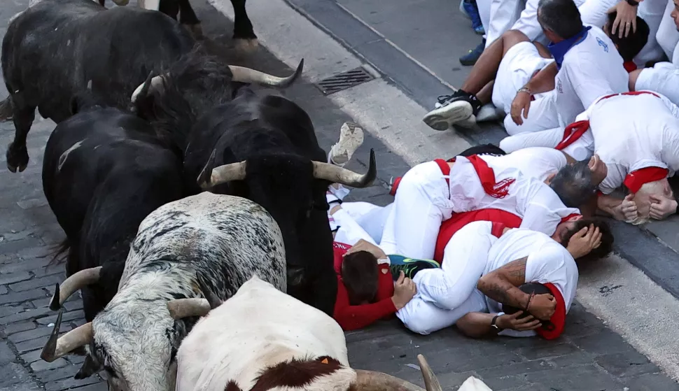 epa12223658 'Mozos' or runners take part in the second Running of the Bulls during the Sanfermines festival in Pamplona, Spain, 08 July 2025. The San Fermin festival runs until 14 July 2025. EPA/J.P. URDIROZ