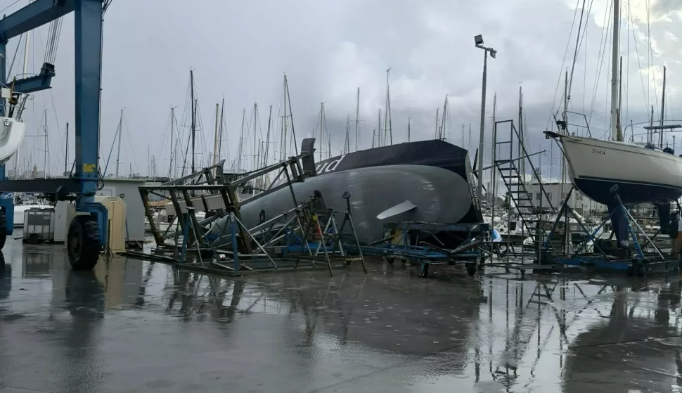Split, 08.07.2025. - Nešto prije 9 sati u utorak Split i okolicu pogodilo je jako nevrijeme, tijekom čega je i nestalo električne energije. Na fotografiji brod Polet Furioso (Jedriličarki klub Labud). foto HINA/ Lucija VUJNOVIĆ/ tm