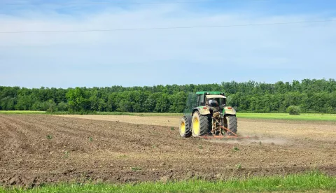 Poljoprivreda traktor polje oranica oranje ilustracija SlavonijaMario Mihaljevic