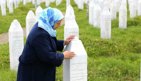 06.10.2016., Srebrenica, Bosna i Hercegovina - Reportaza iz Srebrenice gdje je srpski kandidat za nacelnika opcine pobjedio bosnjackog, sto je izazvalo tenzije izmadju dva naroda u tom kraju. Fazlija Efendic, majka Srebrenice. Photo: Marko Mrkonjic/PIXSELL------2 STUPCA COLORNOVOSIT