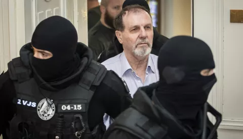 epa12223854 Juraj Cintula (C), the man accused of shooting the Slovak prime minister, is escorted by police for the main trial over the prime minister's assassination attempt, at the Specialized Criminal court in Banska Bystrica, Slovakia, 08 July 2025. Cintula is facing trial on terror attack charges after allegedly shooting Slovak Prime Minister Robert Fico following a government meeting on 15 May 2024. EPA/JAKUB GAVLAK