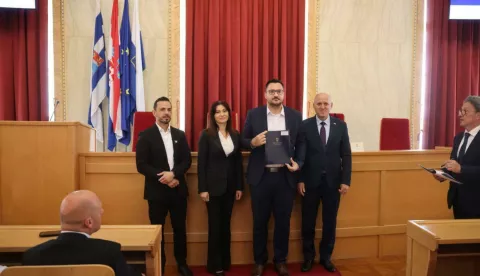 BELIŠĆE - Od potpredsjednika Vlade RH i ministra prostornog uređenja, graditeljstva i državne imovine Branka Bačića ugovor vrijedan 17.000 eura za poticanje održivog povratka na potpomognuta područja kroz financijsku potporu jedinicama lokalne samouprave dobio je i Grad Belišće