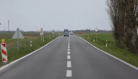 snimio Davor KIBEL,Kisa, Osijek, 26.03.2016. Raspala se nova cesta prema Klisi koja je rađena prošle godine.