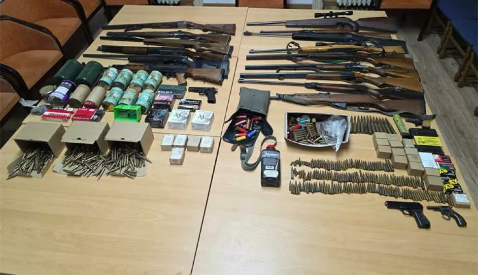 Kod 22-godišnjaka na širem području Osijeka pronađen arsenal oružja, oružje ilustracija